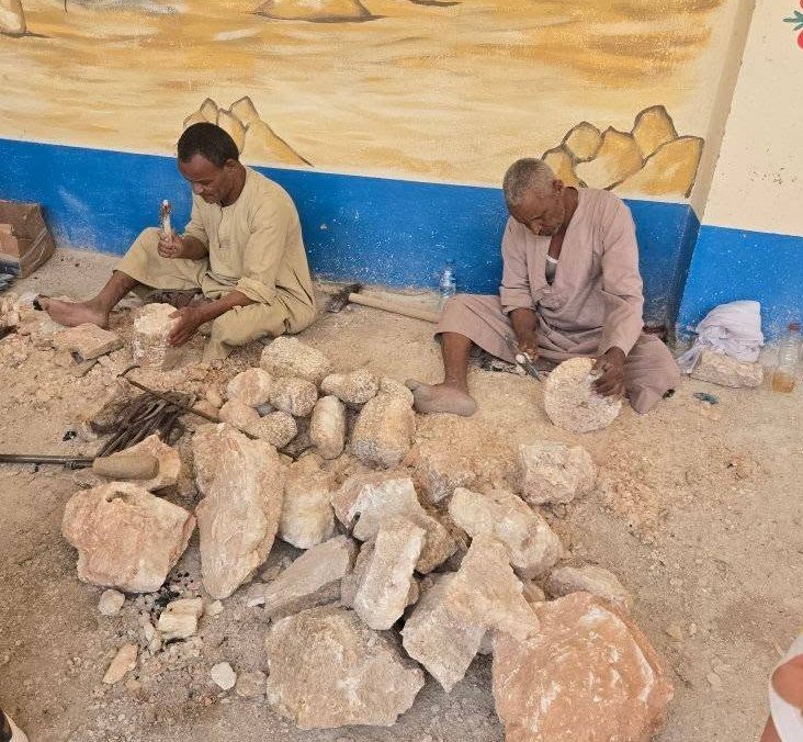 صناع التحف الفرعونية من حجر الألباستر