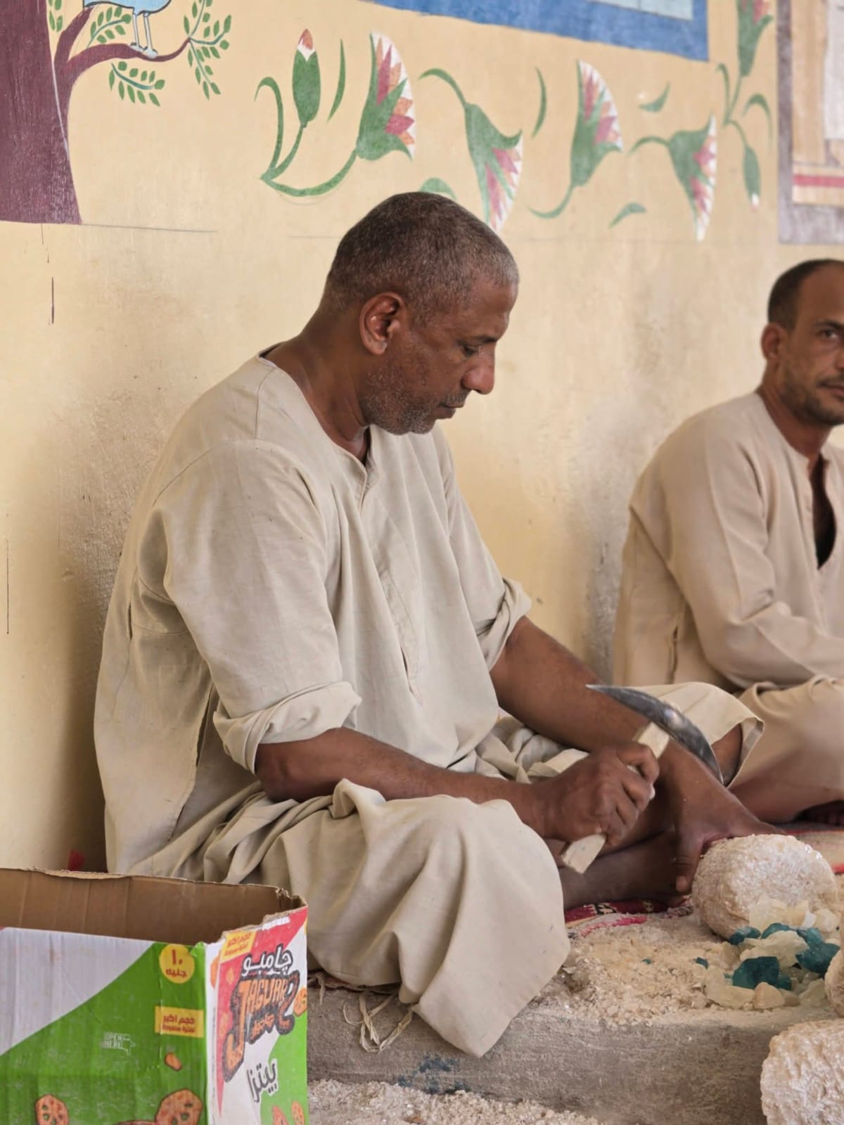 جانب من العمل اليومي فى صناعة التحف المقلدة