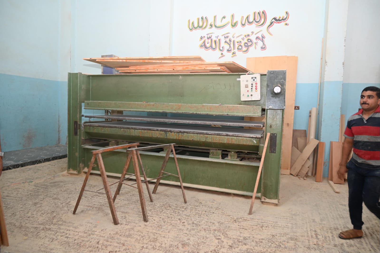 معدات صناعة الاثاث معدات صناعة الاثاث