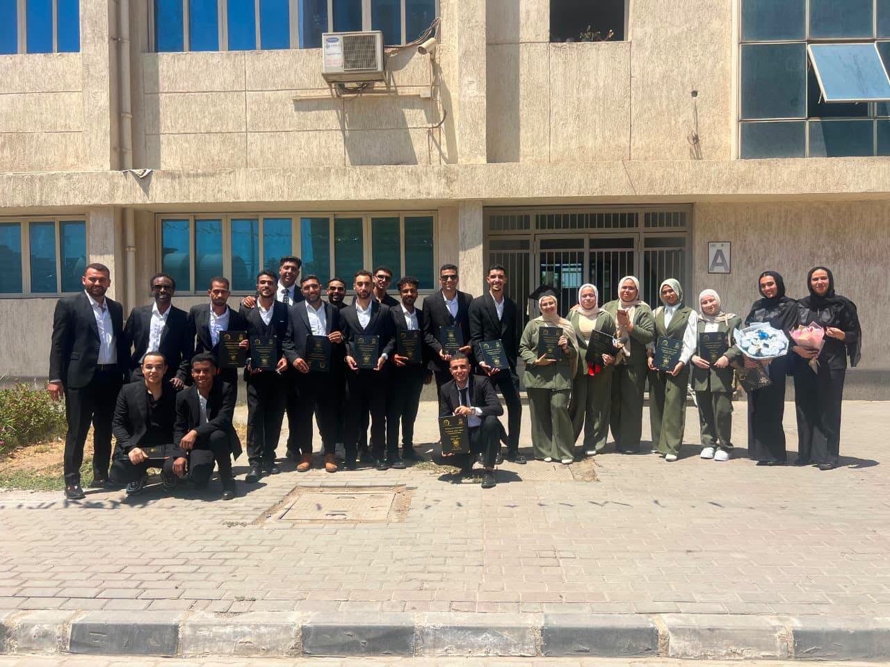 طلاب جامعة العاصمة يبتكرون نظام آلى لتنظيف الألواح الشمسية