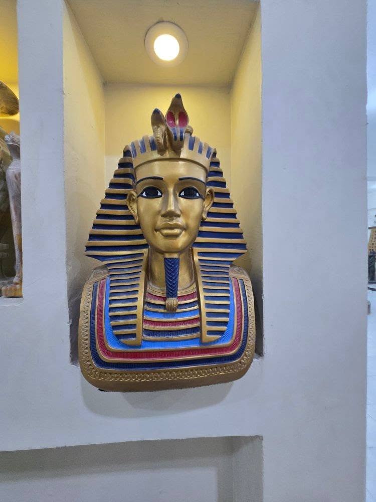 قناع توت عنخ آمون مصنوع يدوياً غرب الأقصر