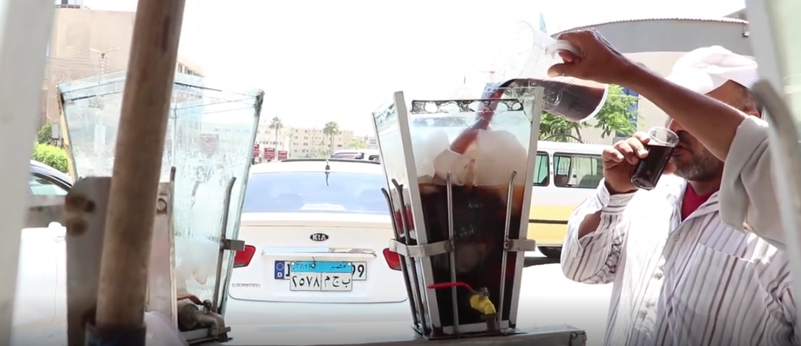 اجادة صلاح النقيب لصناعة عصر التمر الهندي