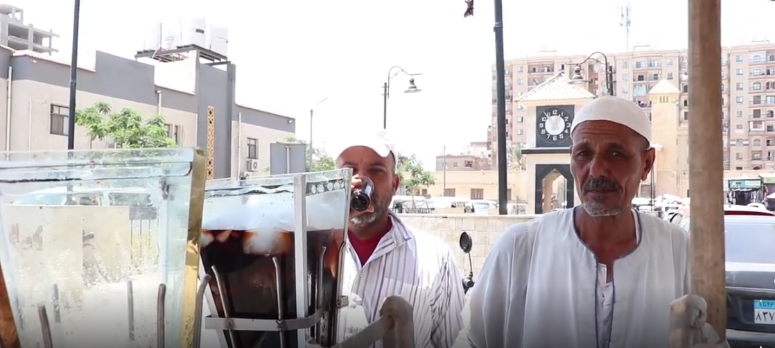 سعادة صلاح النقيب من الاقبال على شرب العصير مجانا