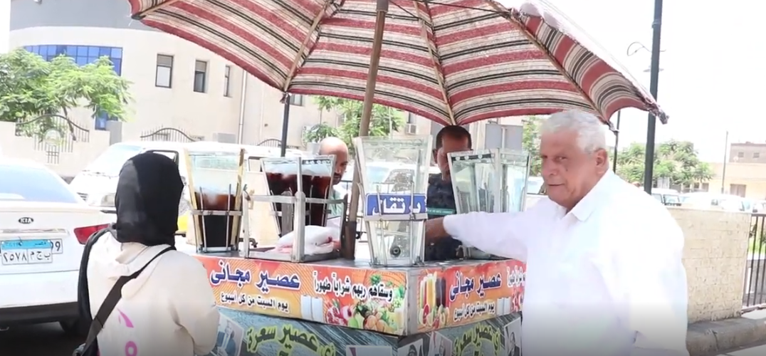 اقبال على شرب العصير مجانا