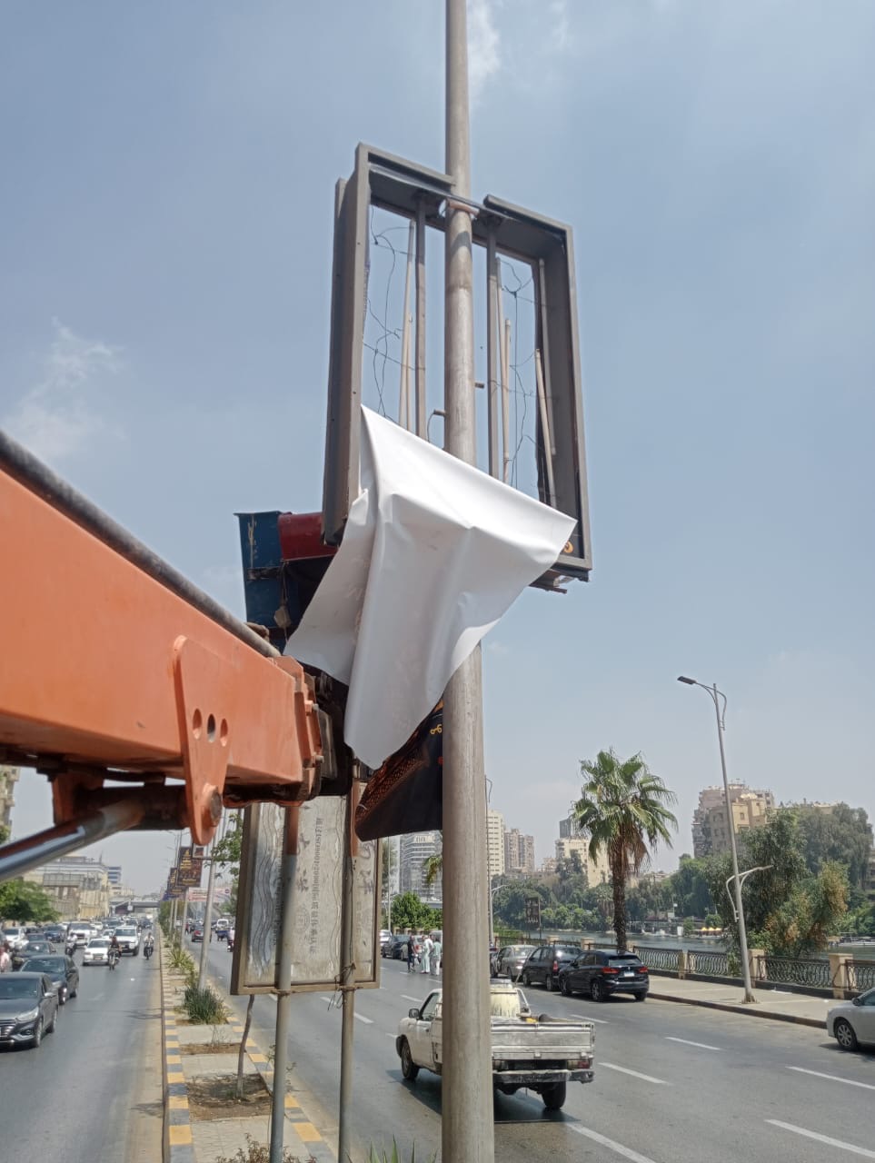 جانب من إزالة الإعلانات