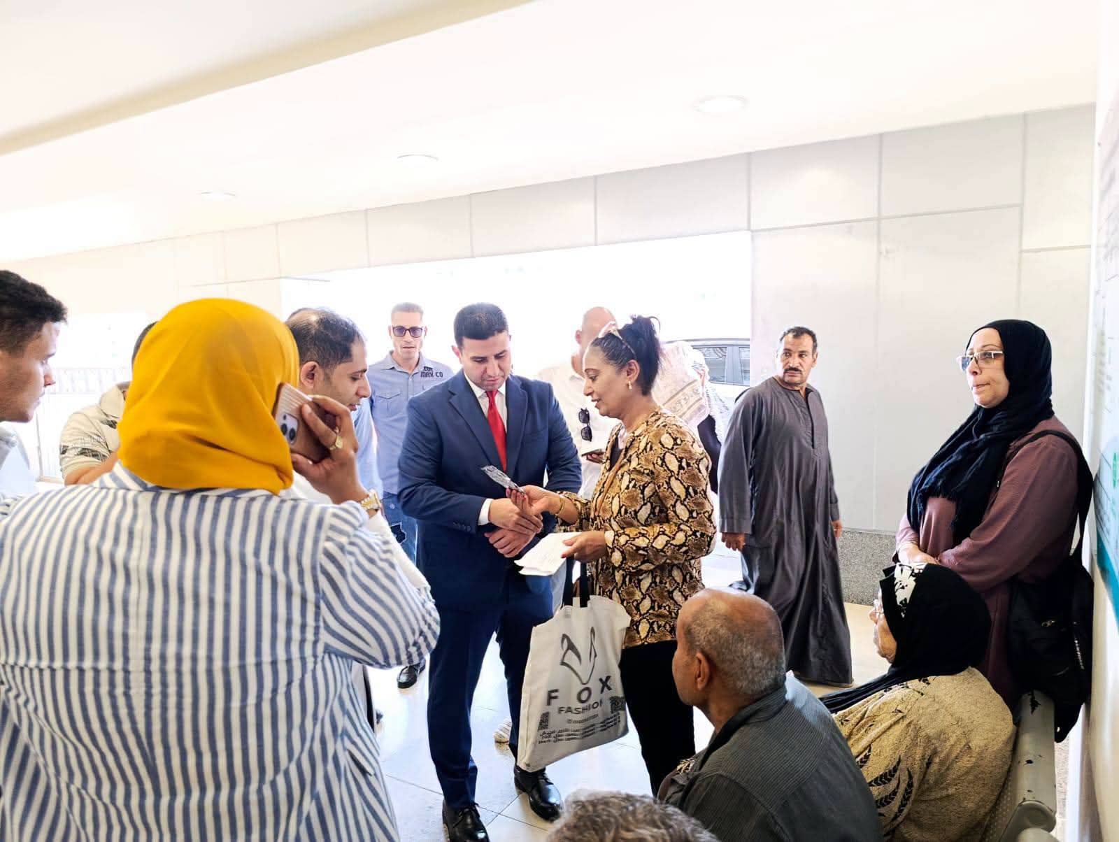 مدير الرعاية بالإسماعيلية يستمع لإحدى المنتفعات مدير الرعاية بالإسماعيلية يستمع لإحدى المنتفعات
