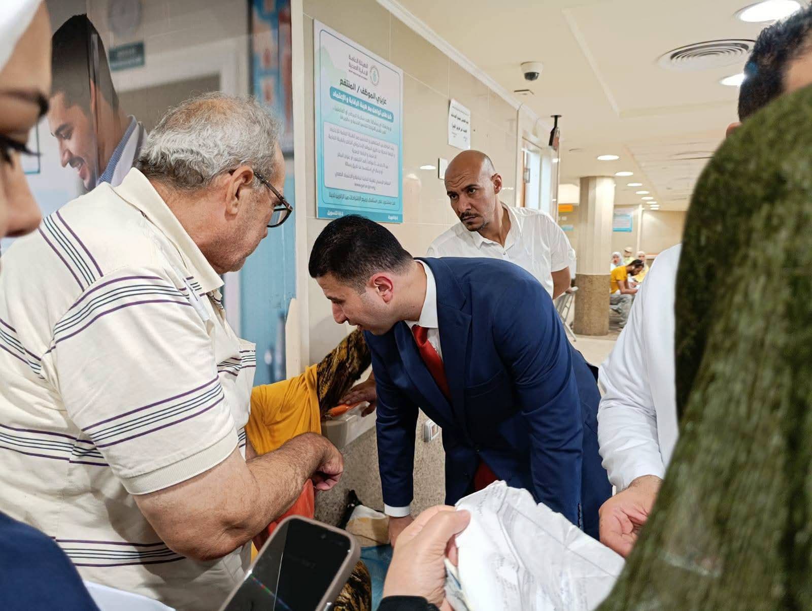 مدير الهيئة يستمع لاحد المرضى مدير الهيئة يستمع لاحد المرضى