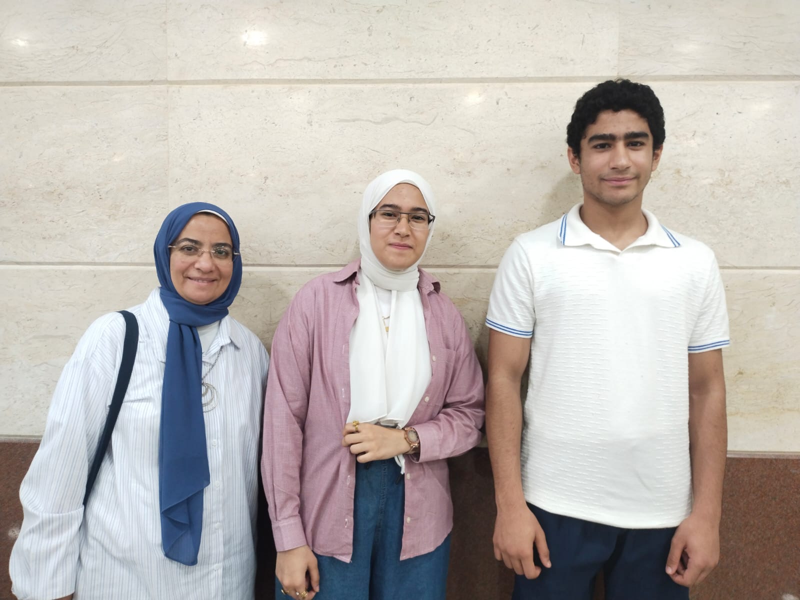 الطالبة سارة تتوسط أسرتها الطالبة سارة تتوسط أسرتها