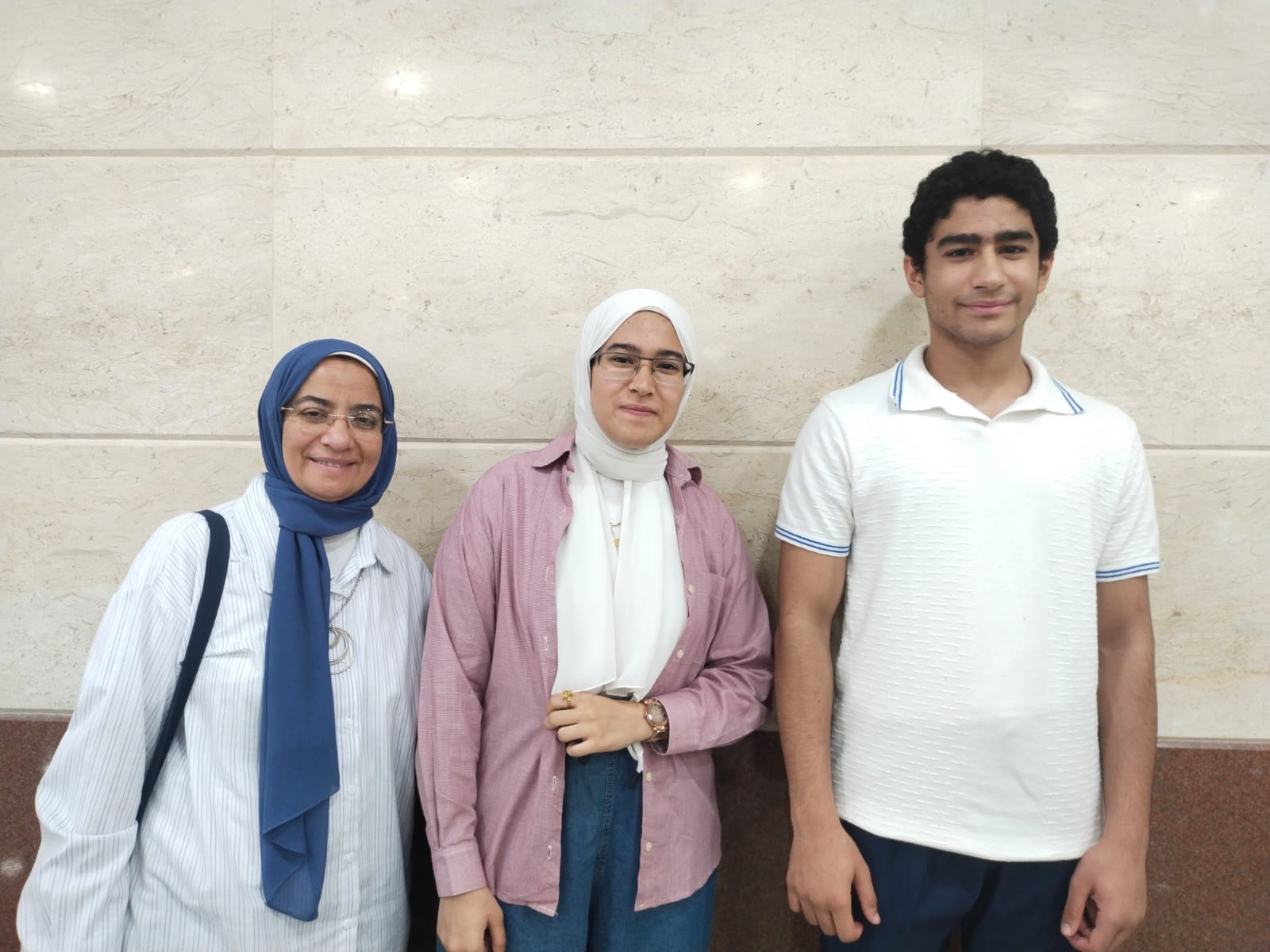 الطالبة مع والدتها وشقيقها الطالبة مع والدتها وشقيقها