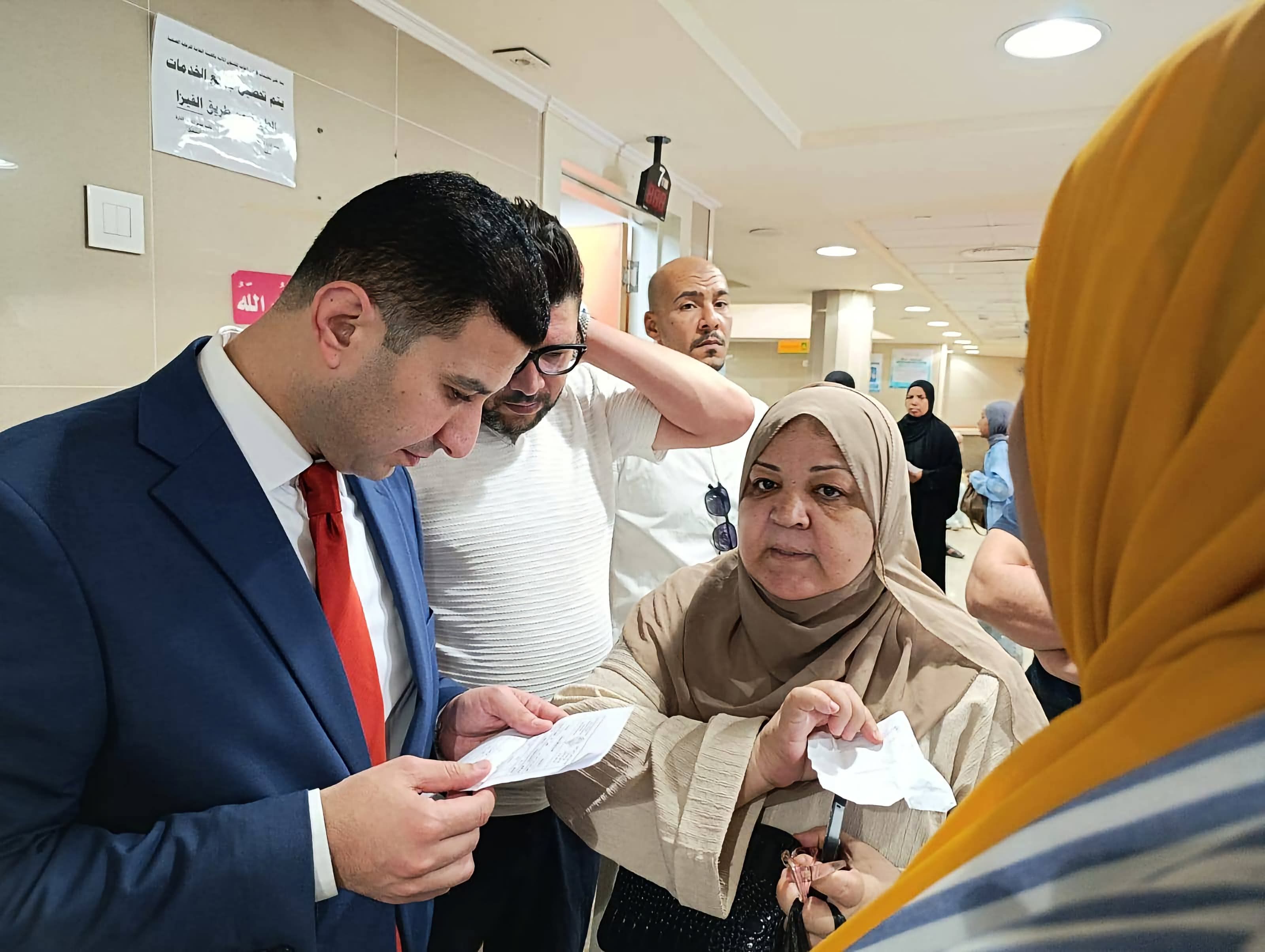 مدير الهيئة يراجع بعض الاوراق مدير الهيئة يراجع بعض الاوراق