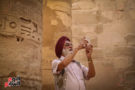 احد السياح اثناء التصوير بمعبد الكرنك