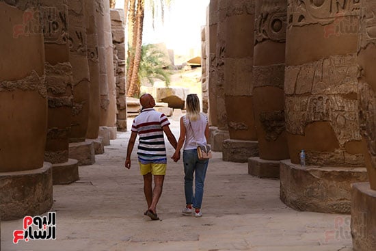 انبهار السياح بضخامة عواميد الكرنك