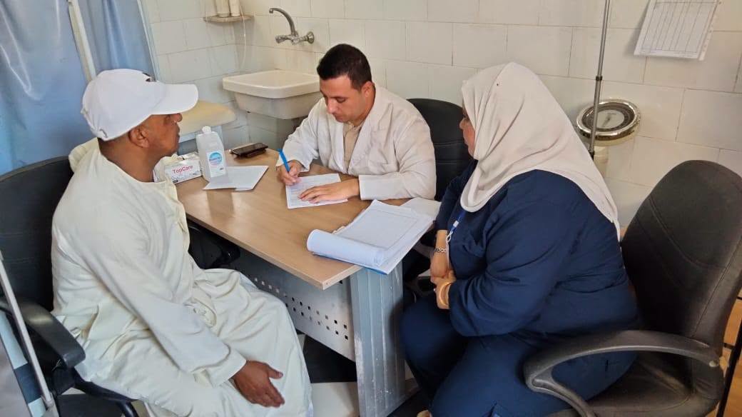 اجراء الكشف الطبي على مريض اجراء الكشف الطبي على مريض