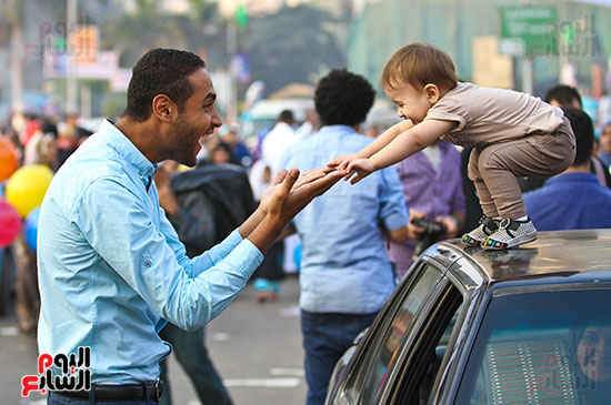 طفله مع والداها بعد صلاة العيد