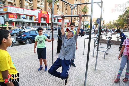 انبهار الاطفال بعجوز يمارس الرياضة