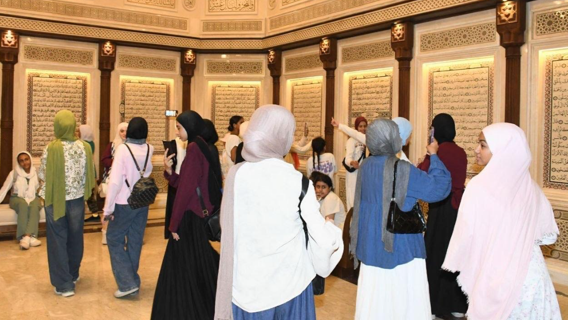 الفتيات يلتقطن صورًا تذكارية الفتيات يلتقطن صورًا تذكارية
