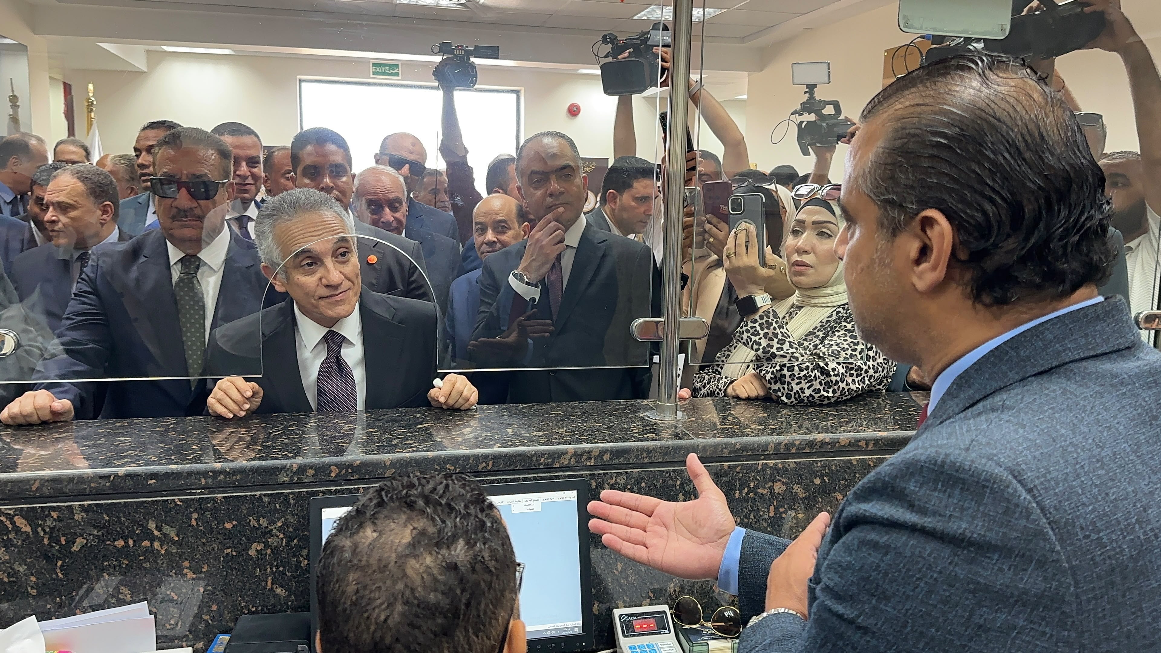 الوزير ينحدث للموظفين الوزير ينحدث للموظفين