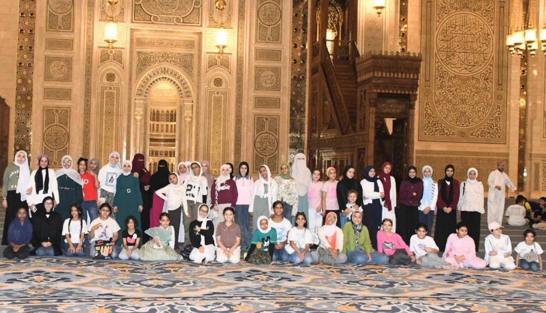 فرحة بين الأطفال بعد زيارة مسجد مصر فرحة بين الأطفال بعد زيارة مسجد مصر