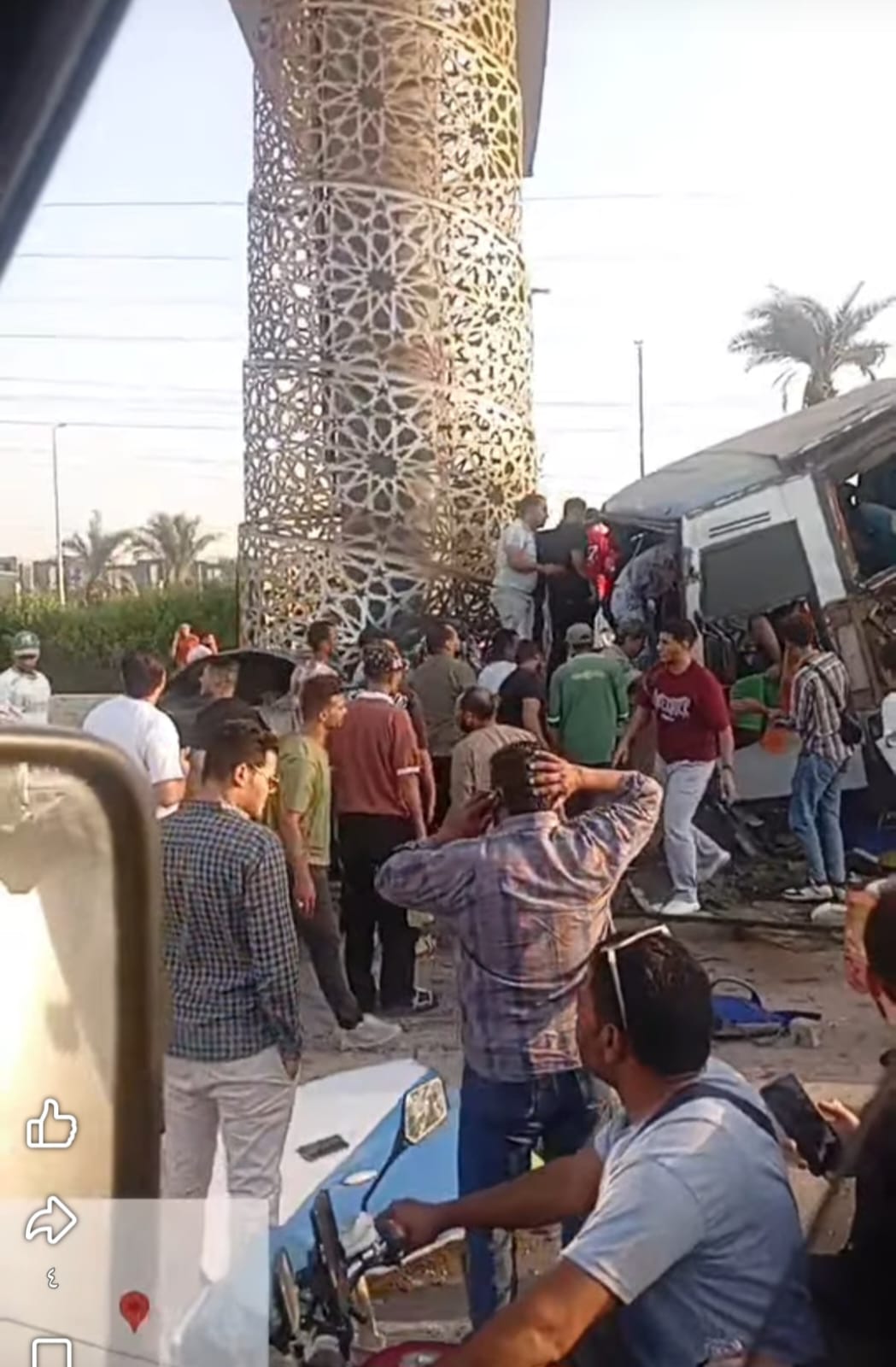 حادث اصطدام أتوبيس بلوحة إعلانات بطريق الواحات حادث اصطدام أتوبيس بلوحة إعلانات بطريق الواحات