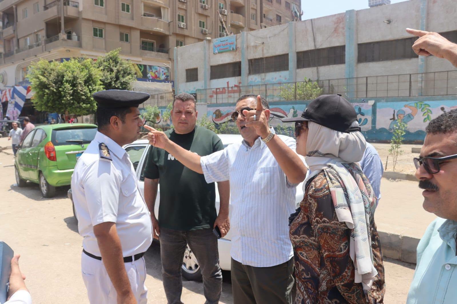 محافظ القليوبية خلال الجولة