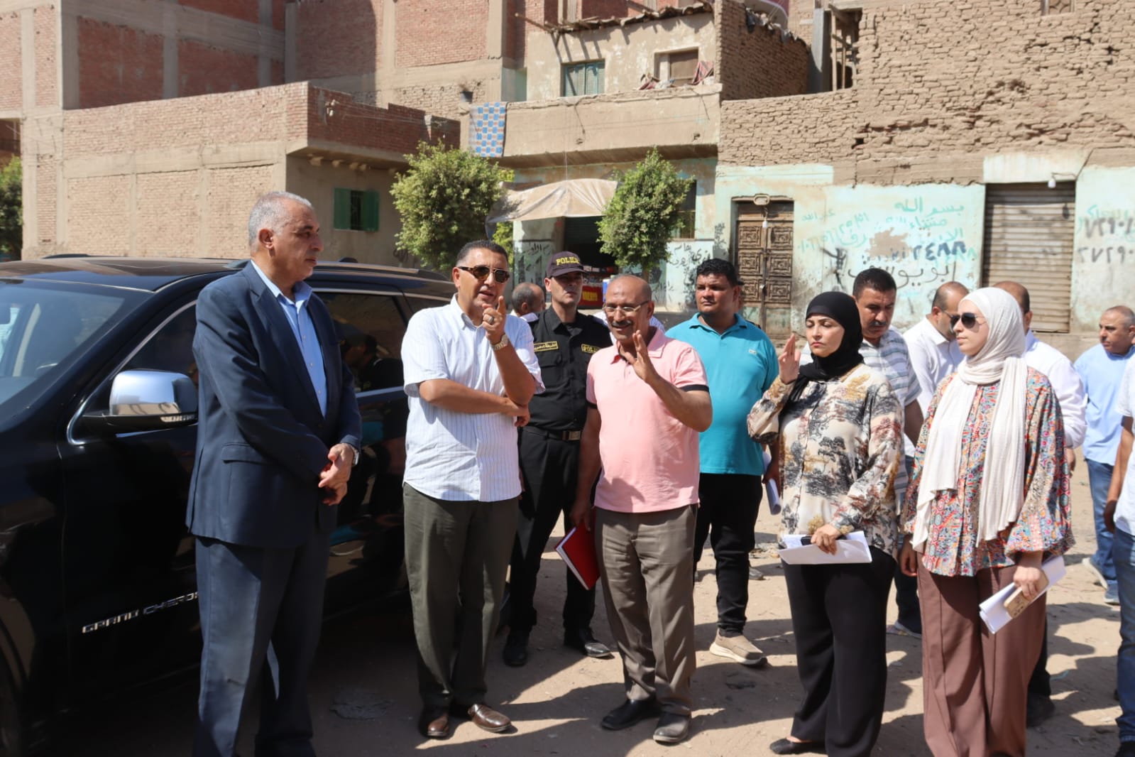 المحافظ خلال الجولة بشبين القناطر