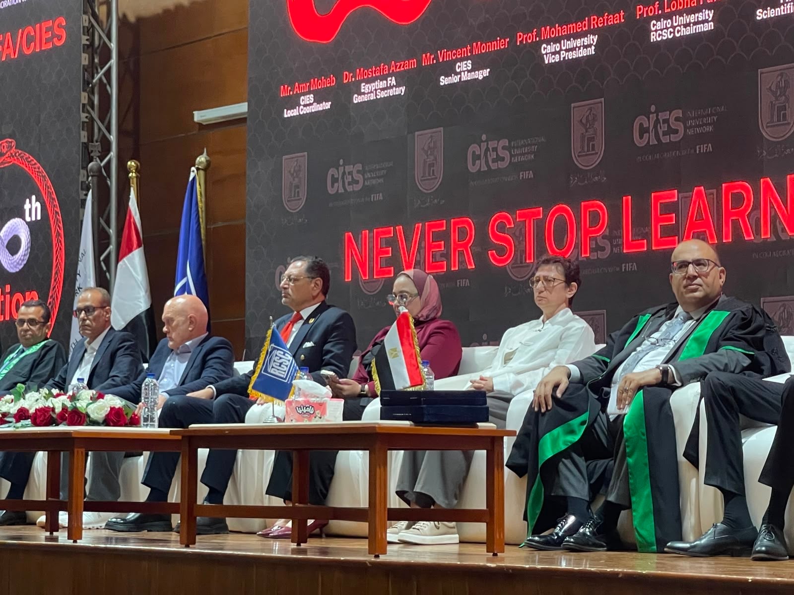 قيادات جامعة القاهرة يشهدون حفل تخرج دبلومة فيفا قيادات جامعة القاهرة يشهدون حفل تخرج دبلومة فيفا