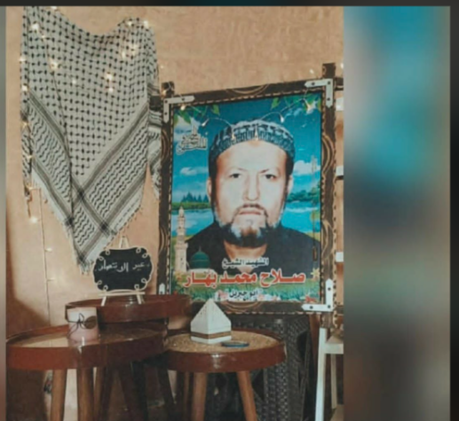 صورة صلاح بهار والد سارة بهار في منزل الأسرة قبل تدميره