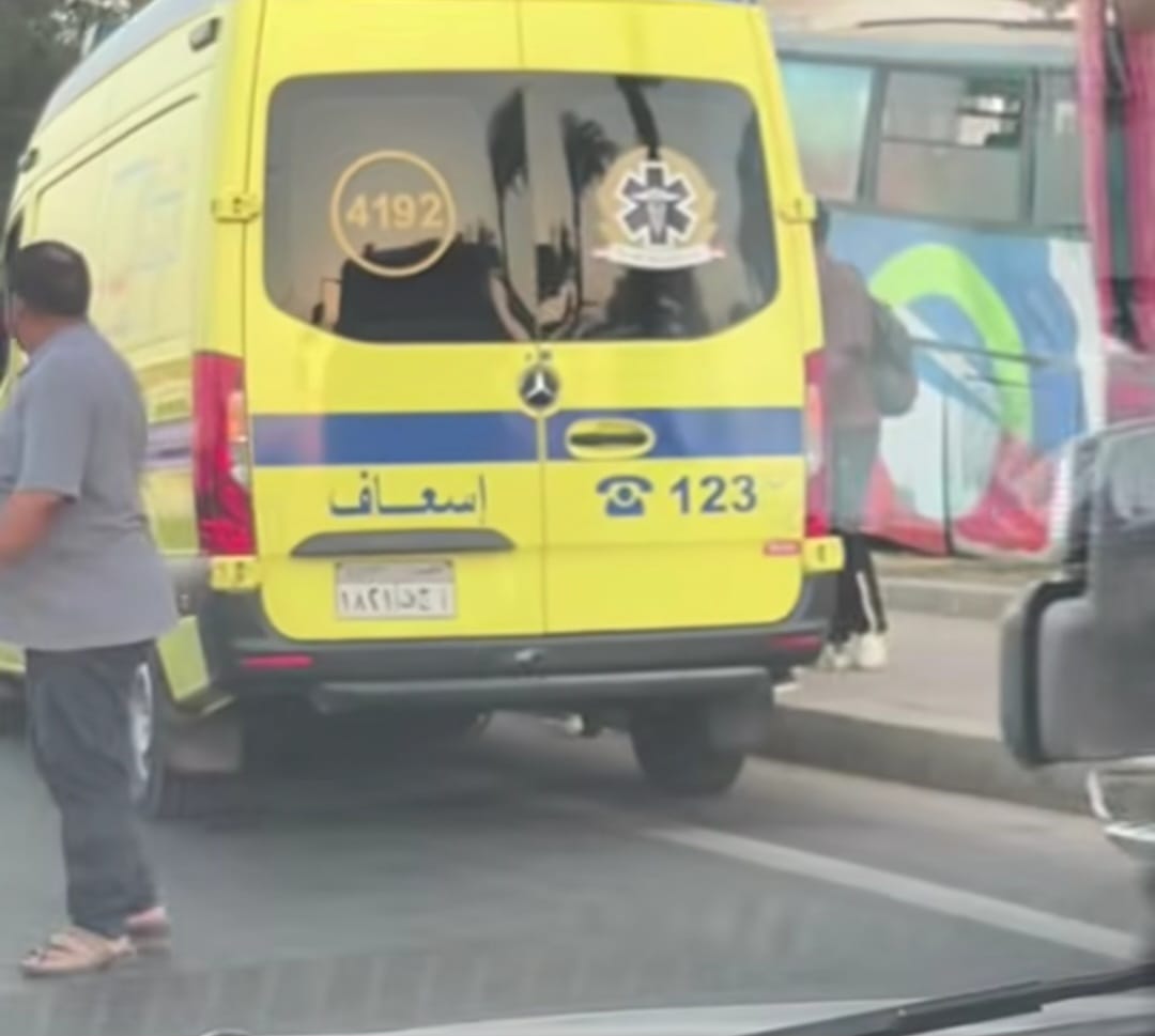 حادث اصطدام أتوبيس بلوحة إعلانات بطريق الواحات (4)