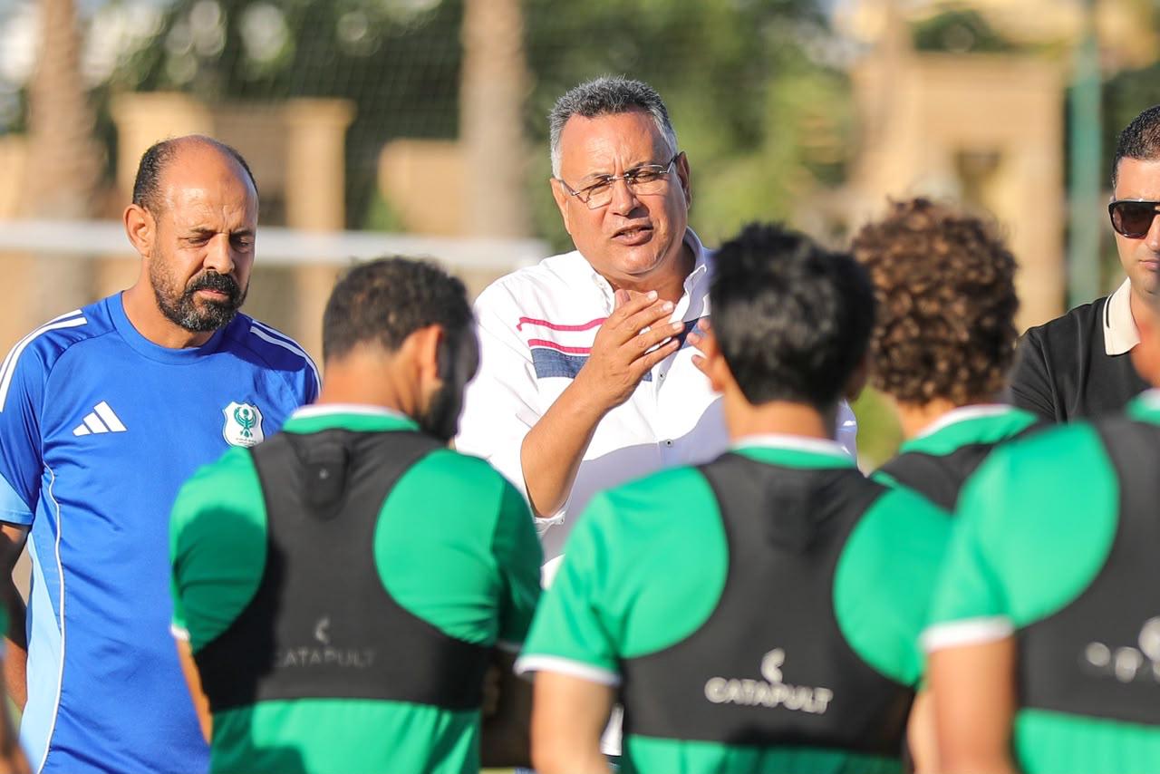الحسيني أبو قمر   يجتمع بلاعبي المصري