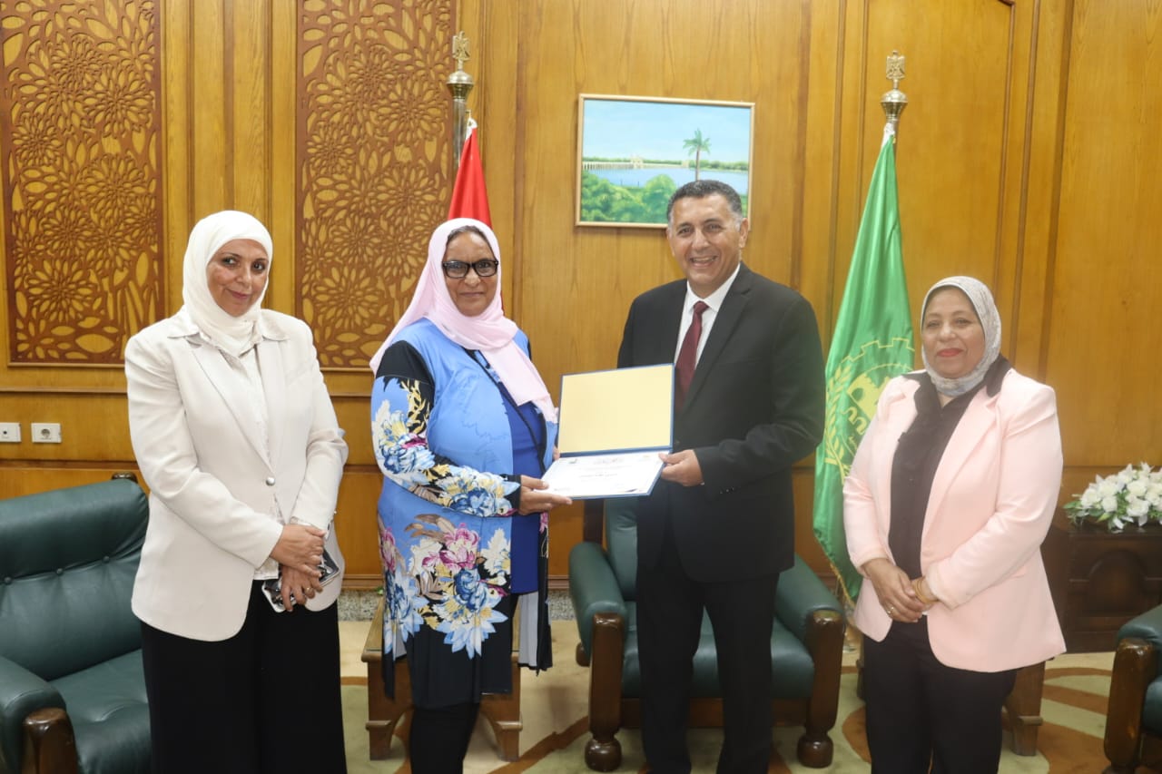 تكريم مدير إدارة الأسرة والطفولة تكريم مدير إدارة الأسرة والطفولة