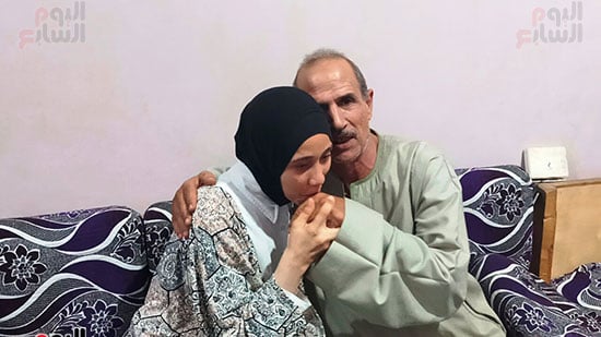 سارة-تقبل-يد-والدها