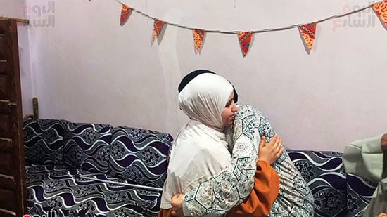 حضن-سارة-لشقيقتها