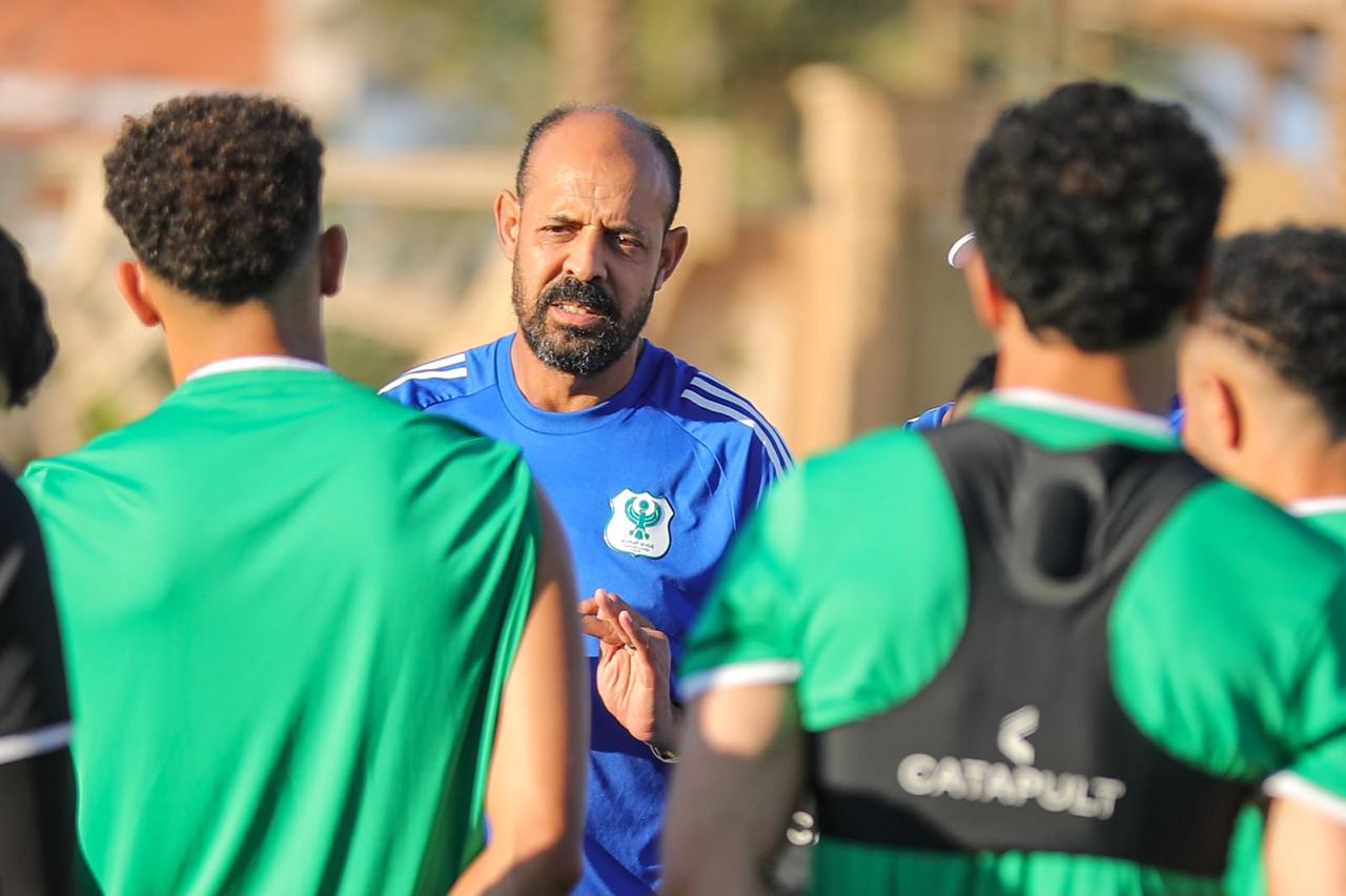 عماد النحاس مع لاعبي المصري