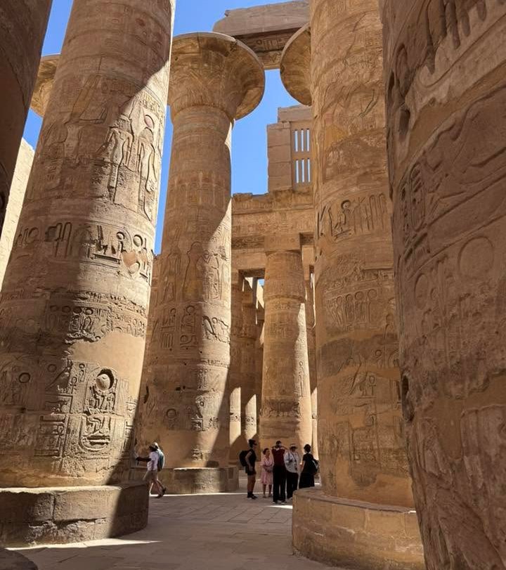 زيارات سياح العالم فى صالة الأعمدة الكبرى