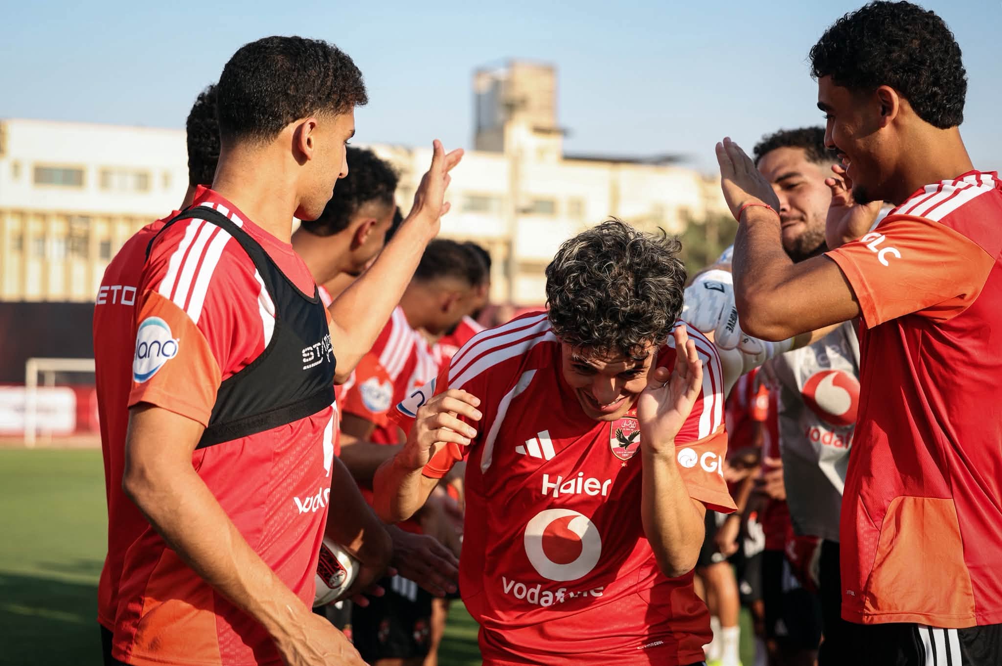 ترحيب لاعبى الاهلى بمحمود صلاح ترحيب لاعبى الاهلى بمحمود صلاح