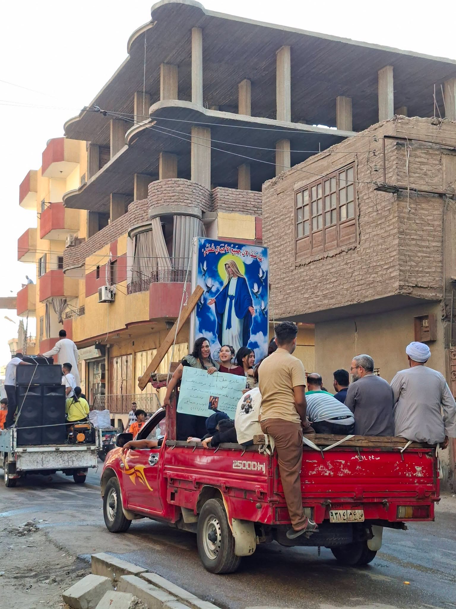 موكب يجوب الشوارع بالأيقونات التراثية في إحتفالات أقباط الأقصر