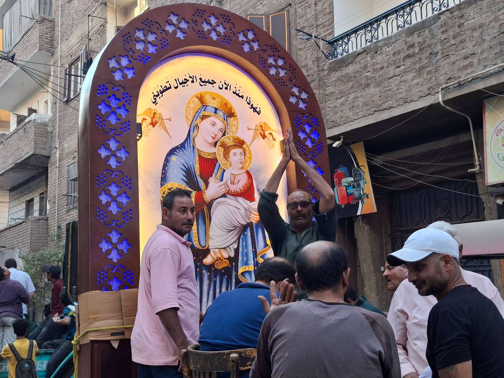 موكب كرنفالى يجوب الشوارع بالأيقونات التراثية في إحتفالات أقباط الأقصر