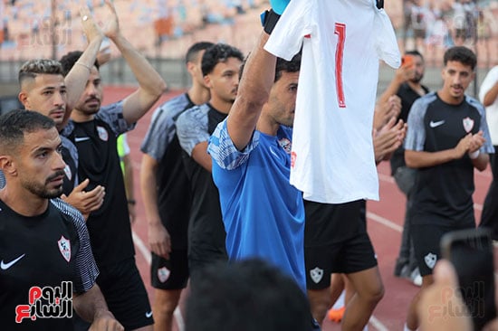 لاعبو الزمالك يهدون الجمهور تى شير رقم واح لاعبو الزمالك يهدون الجمهور تى شير رقم واح