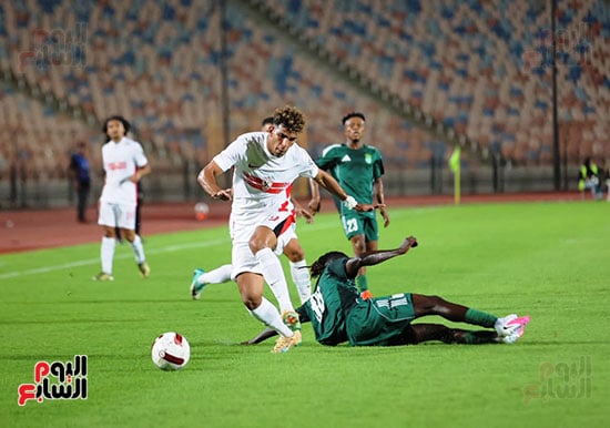 لاعب الاتحاد السكندرى يحاول قطع الكرة من لاعب الزمالك لاعب الاتحاد السكندرى يحاول قطع الكرة من لاعب الزمالك