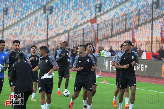 لاعبو الزمالك اثناء الاحماء لاعبو الزمالك اثناء الاحماء