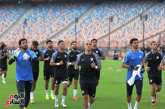 لاعبو الزمالك يجرون عملية الاحماء لاعبو الزمالك يجرون عملية الاحماء
