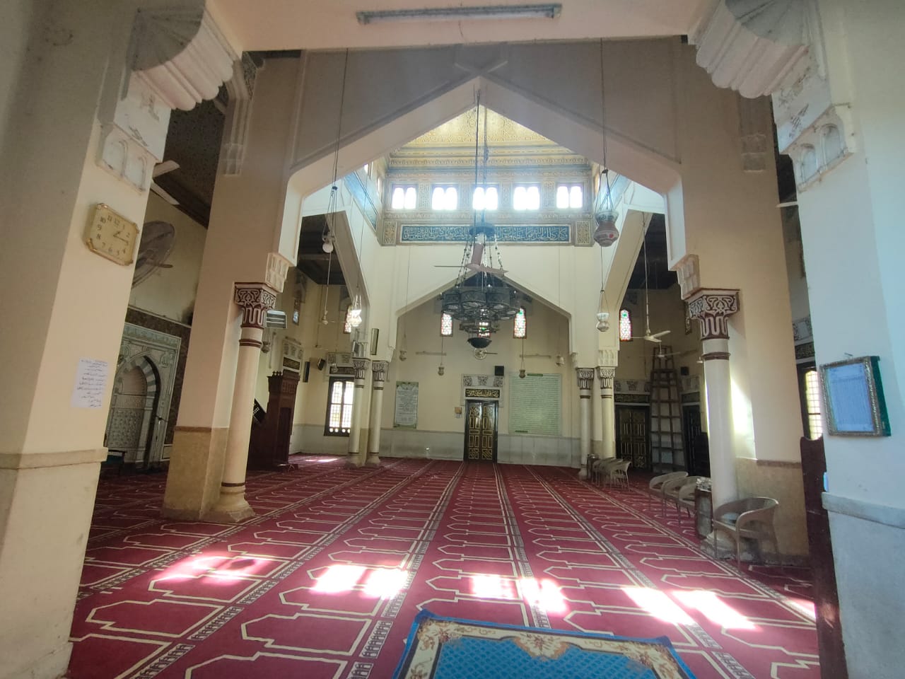 مكان الصلاة داخل المسجد العمرى العتيق مكان الصلاة داخل المسجد العمرى العتيق