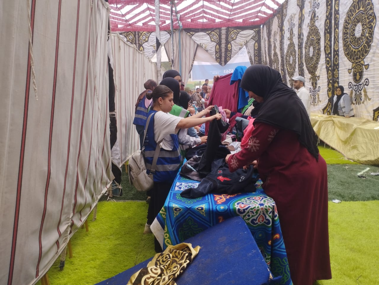 على الإقبال على مبادرة توزيع الملابس