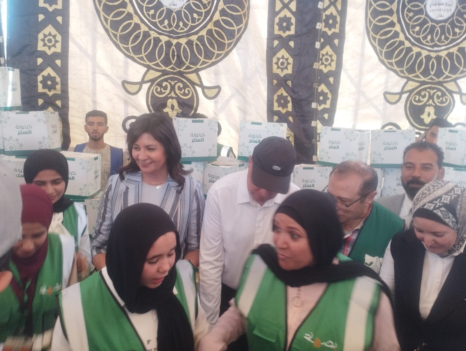 محافظ المنيا والسفيرة نبيلة مكرم خلال تفقد القافلة محافظ المنيا والسفيرة نبيلة مكرم خلال تفقد القافلة
