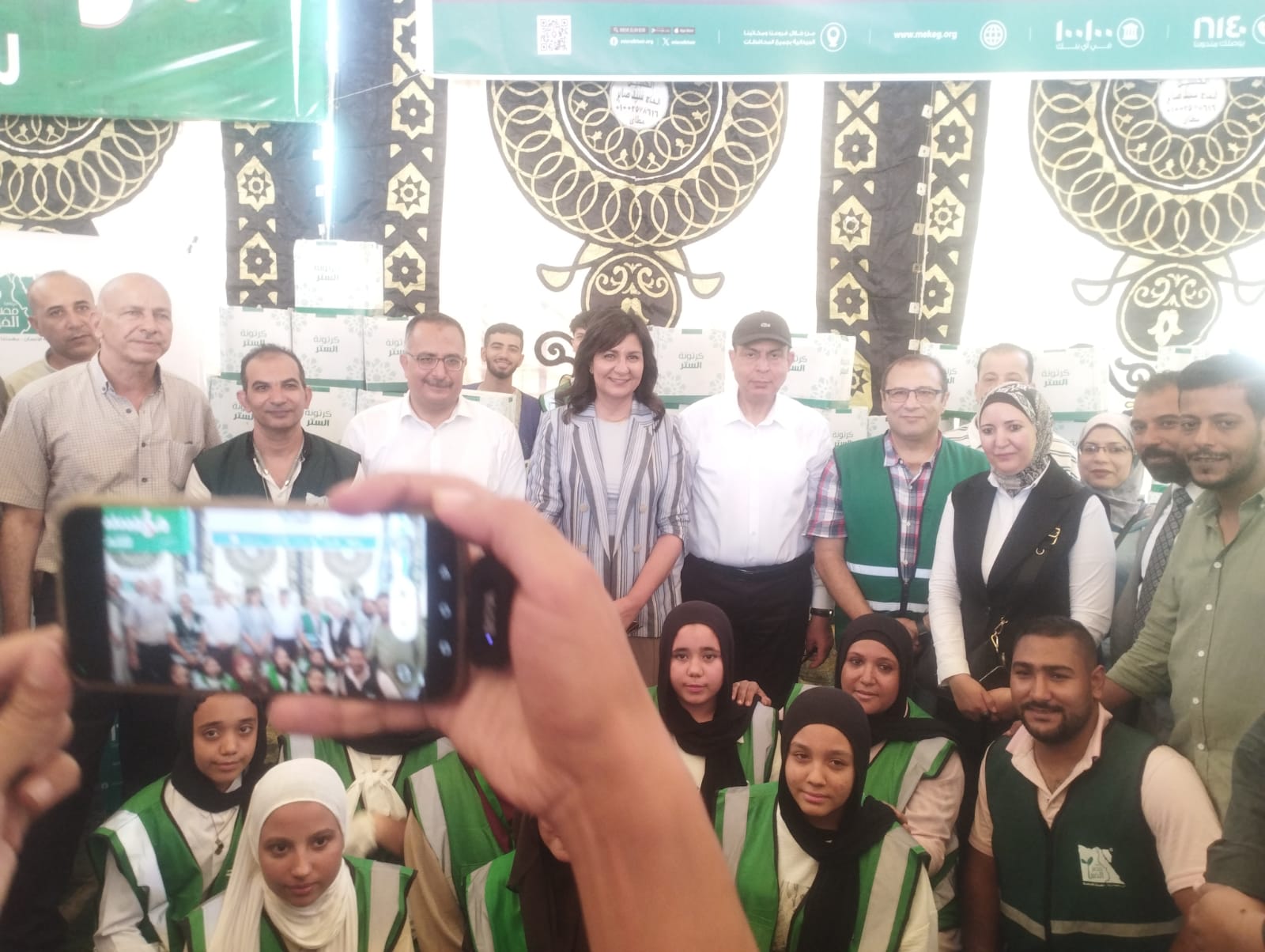 محافظ المنيا والسفيرة نبيلة مكرم مع شباب القافلة محافظ المنيا والسفيرة نبيلة مكرم مع شباب القافلة