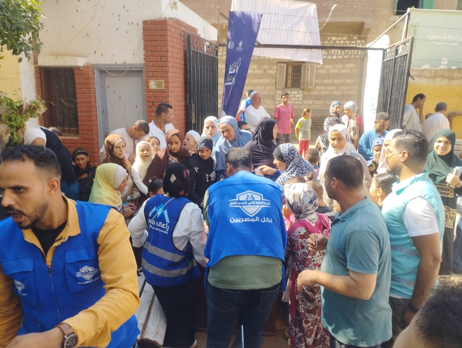 بدء قافلة التحالف الوطنى للعمل الأهلى التنموى فى قرية إدقاق المسك بالمنيا بدء قافلة التحالف الوطنى للعمل الأهلى التنموى فى قرية إدقاق المسك بالمنيا