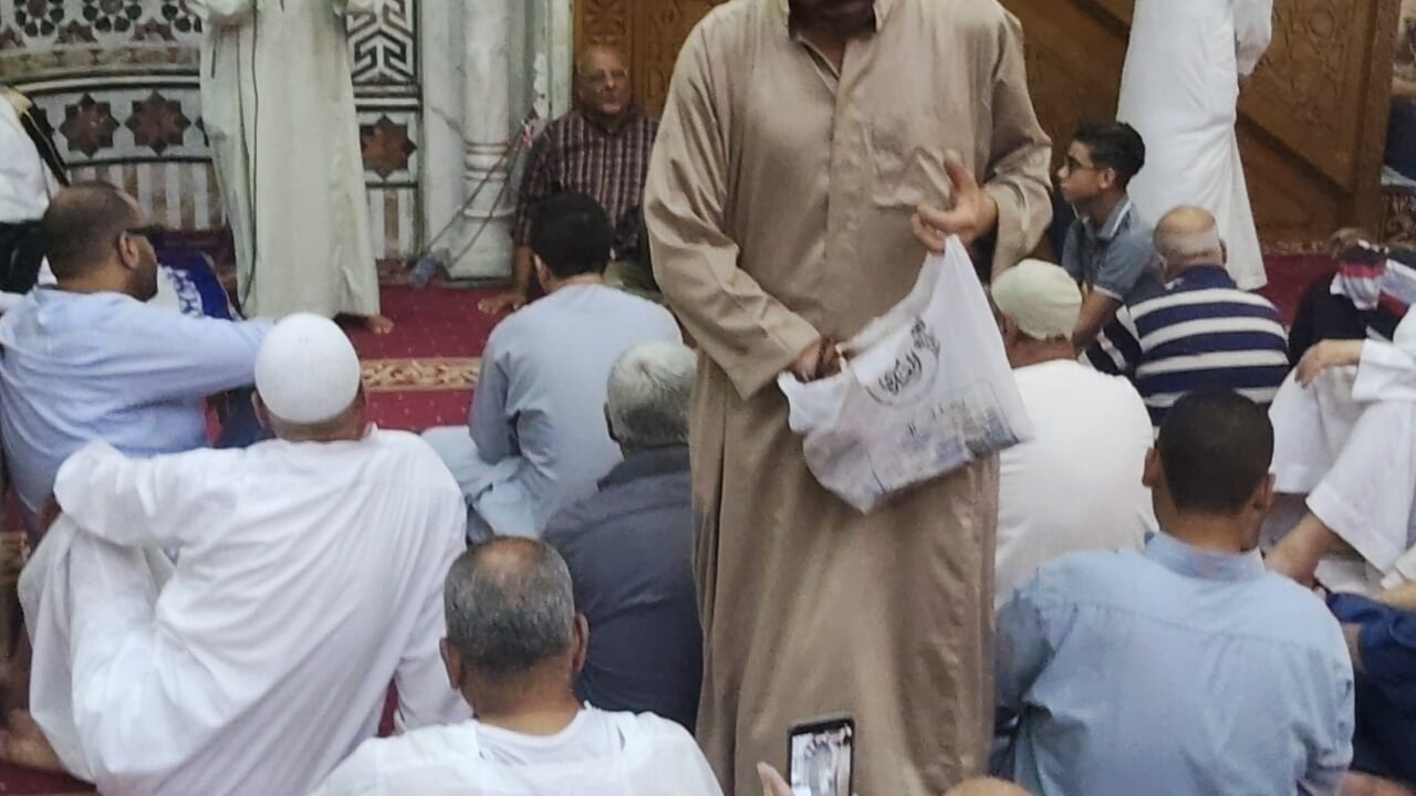 توزيع الحلوى احتفالا بالمولد النبوي توزيع الحلوى احتفالا بالمولد النبوي