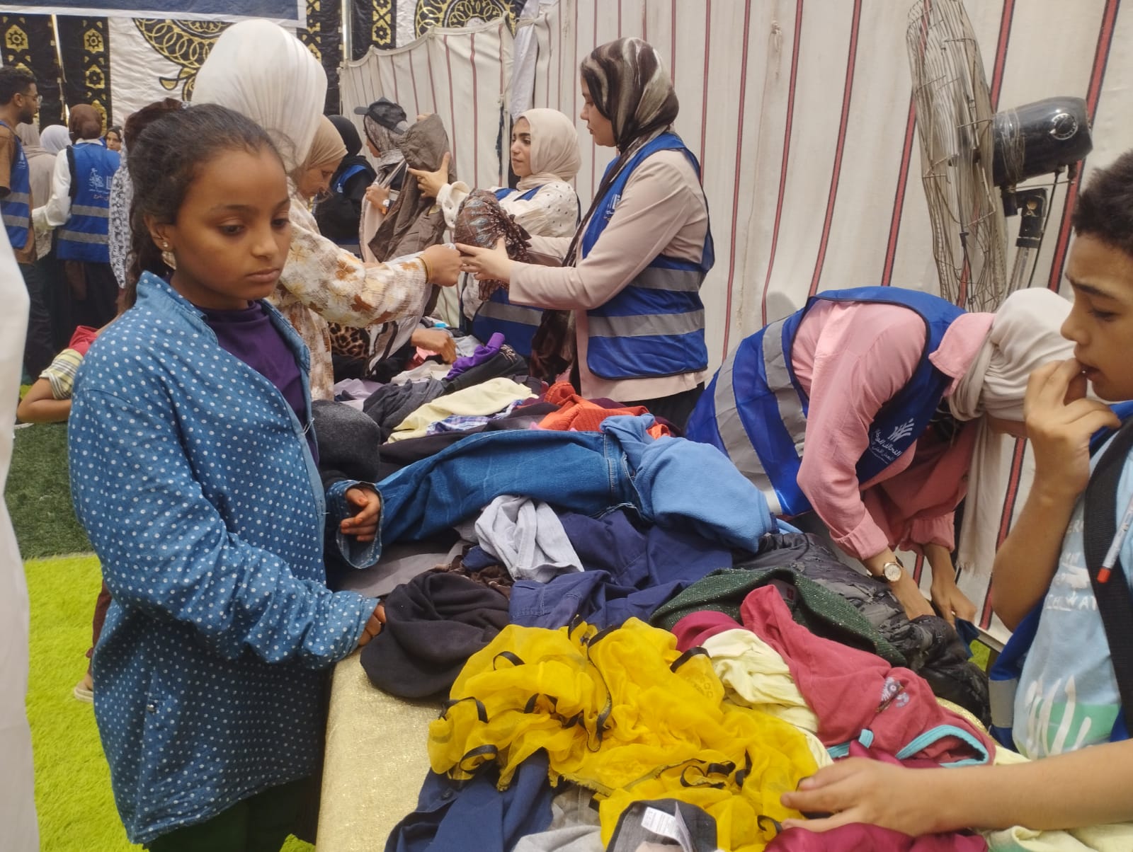 إقبال أطفال قرية إدقاق المسك بالمنيا على قافلة التحالف الوطنى إيد واحدة إقبال أطفال قرية إدقاق المسك بالمنيا على قافلة التحالف الوطنى إيد واحدة