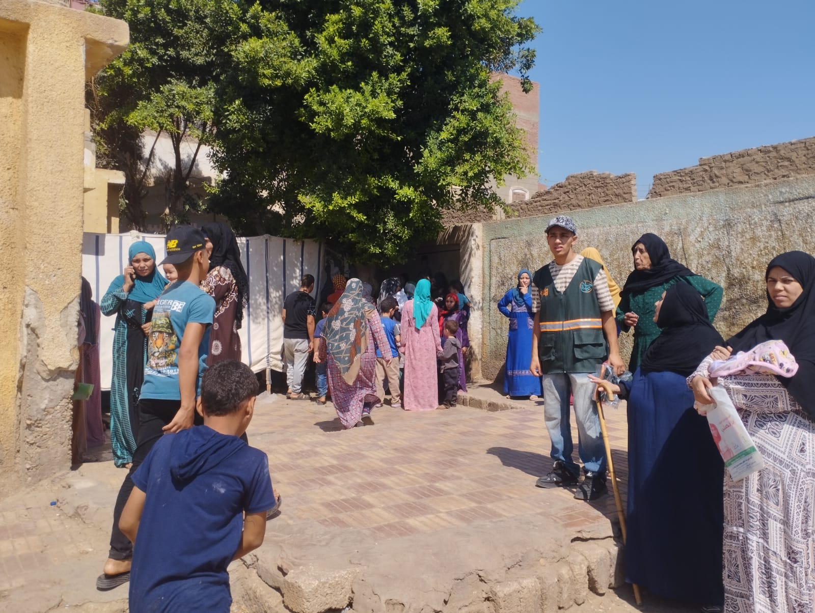بدء أعمال قافلة التحالف الوطنى للعمل الأهلى التنموى فى قرية إدقاق المسك بدء أعمال قافلة التحالف الوطنى للعمل الأهلى التنموى فى قرية إدقاق المسك