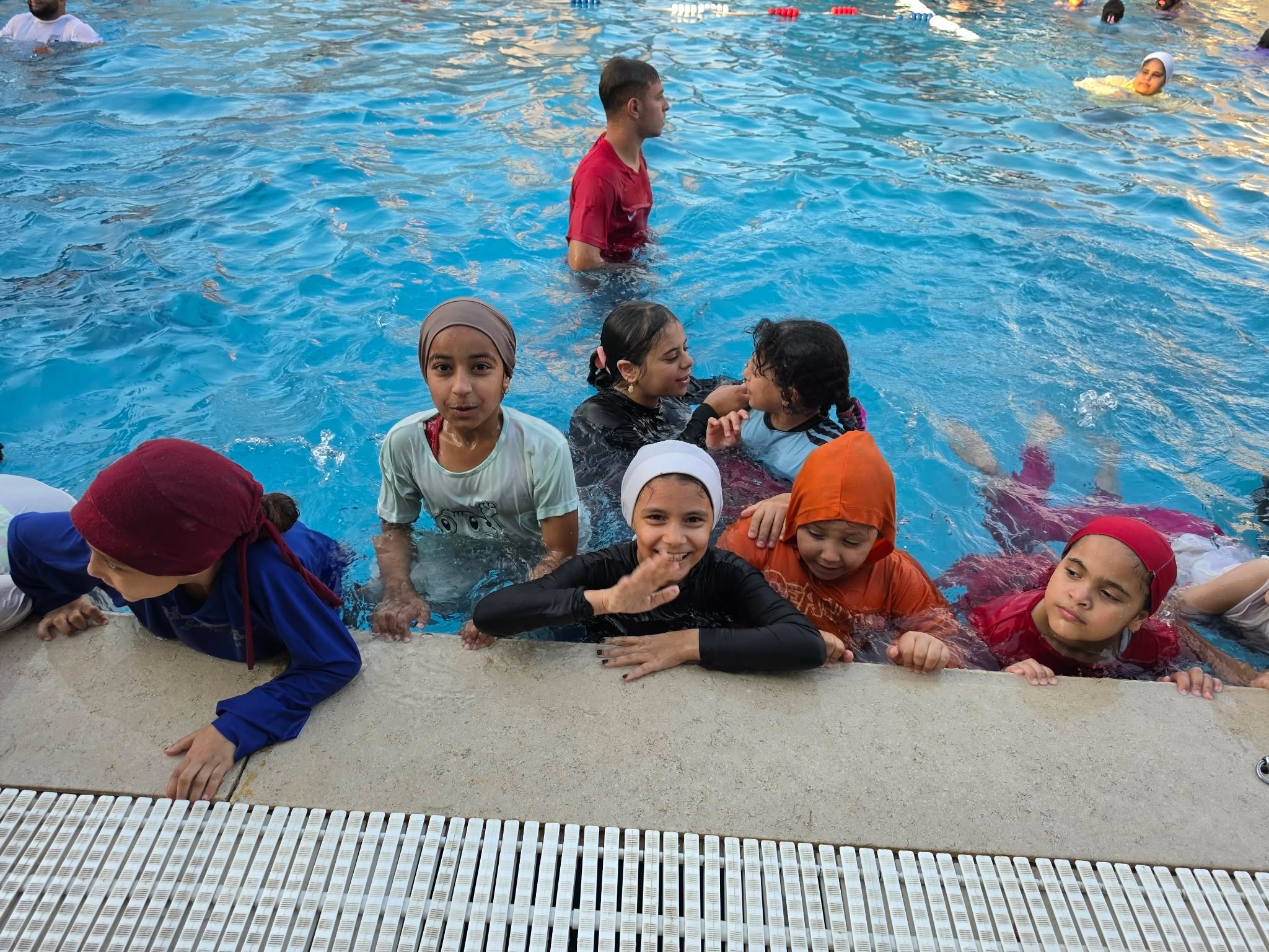 فرحة الاطفال داخل حمام السباحة فرحة الاطفال داخل حمام السباحة